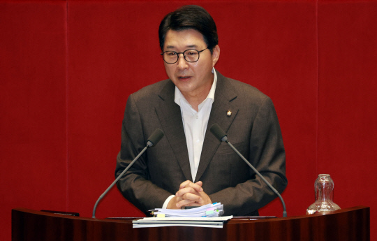 신동욱 국민의힘 의원이 7월26일 오후 국회 본회의에서 '방송법 일부개정법률안'에 관한 무제한토론을 하고 있다.<연합뉴스 사진>